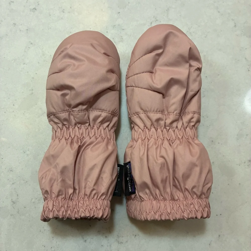Patagonia Baby Puff Mittens in Fuzzy Mauve